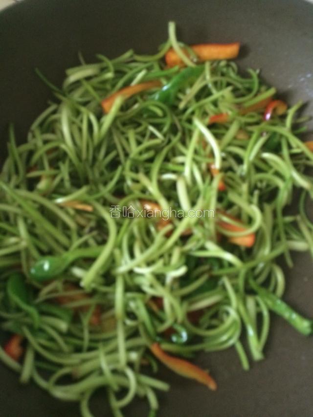 倒入红薯梗，翻炒几次，依次加入盐，蚝油，调味品，再翻炒大概两分钟即可