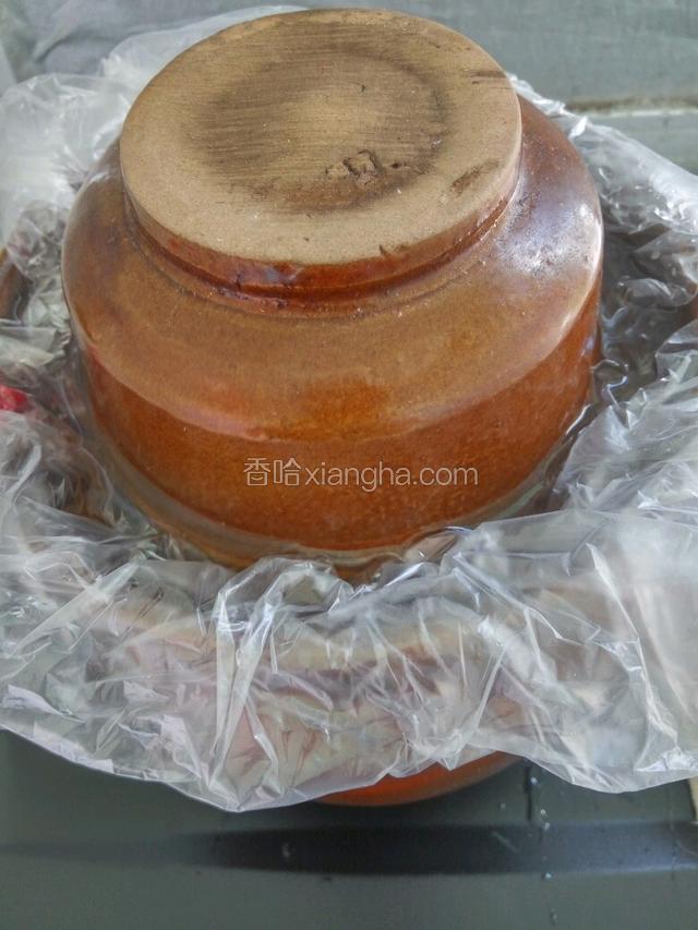 拿干净的袋子盖上罐口，盖盖子，边上倒上水，放阴凉的地方一夜
即可开盖享用