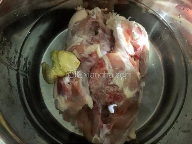 骨架洗净去油脂，锅里倒入清水沒过骨架，姜块用刀切碎一起放入水中烧开