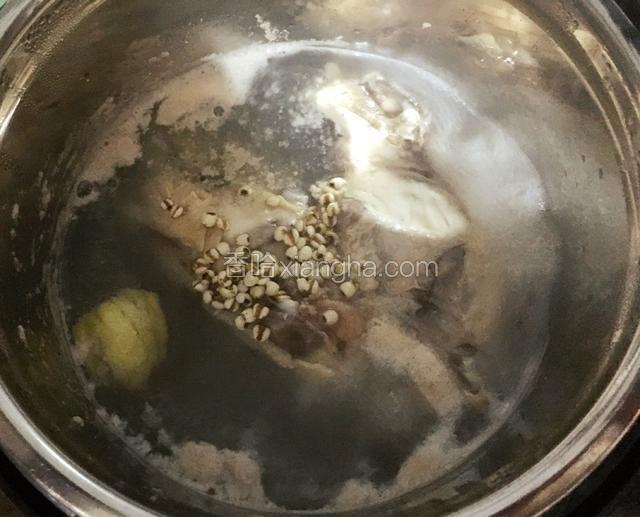 还有些血沫一定要撇干净，然后盖子高压锅煮12分钟