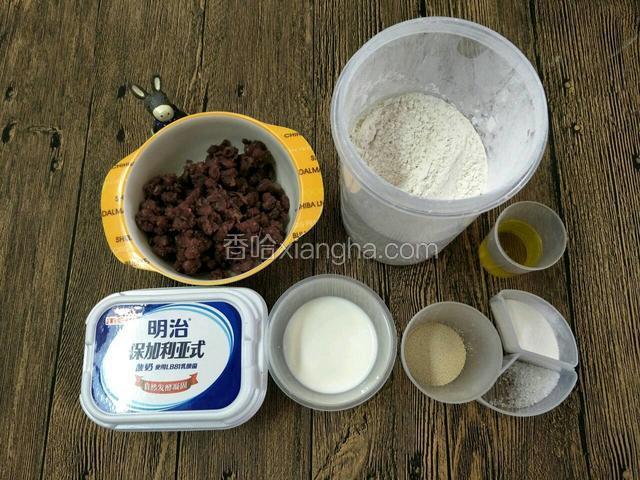 这里用的益糖蜜红豆也是自己煮的，用元真糖几乎可以忽略热量但是还是甜的，需要的话可以查找下我前面写的食谱。
来个食材大合照，食材过秤都先准备好。