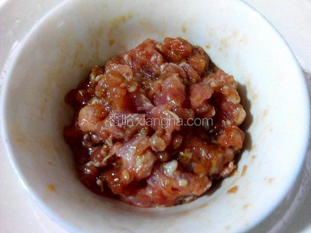 瘦肉搅碎或剁碎、用酱油、生粉、蚝油、盐、腌制10分钟