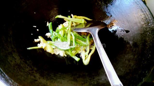 加盐炒匀入味