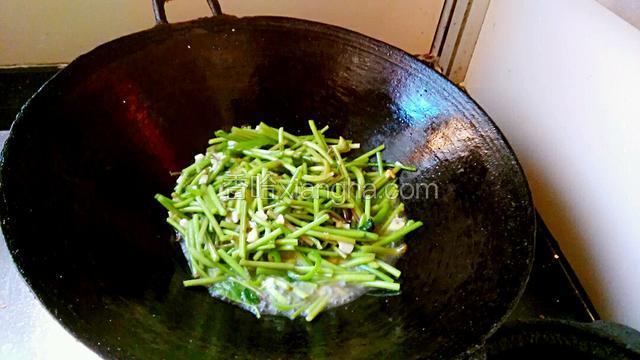 炒至变色加点水，红薯杆子一半的水。