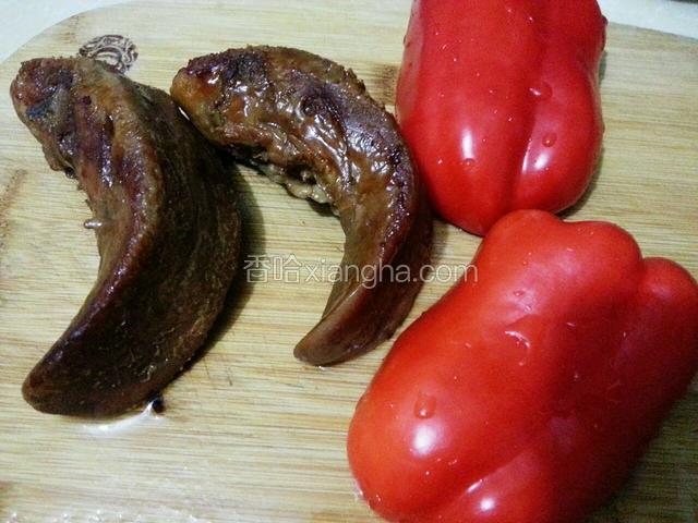 猪舌头卤好取出，红椒取芯