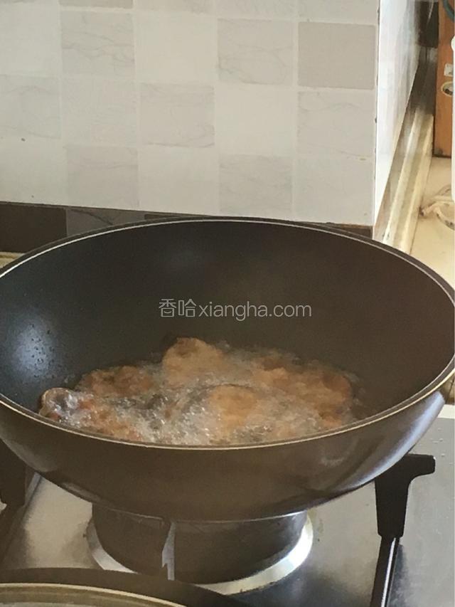 沥干的鱼片入锅，炸至两面金黄