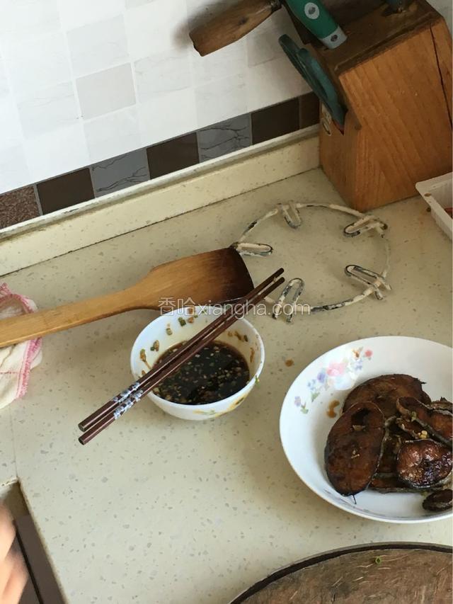 捞出入调料碗中过一遍放入盘中