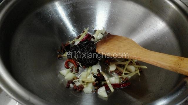 加入一勺豆瓣酱翻炒