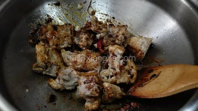 加入脊骨翻炒上色，加入适量生抽、老抽、料酒、盐、糖、蚝油。翻炒均匀