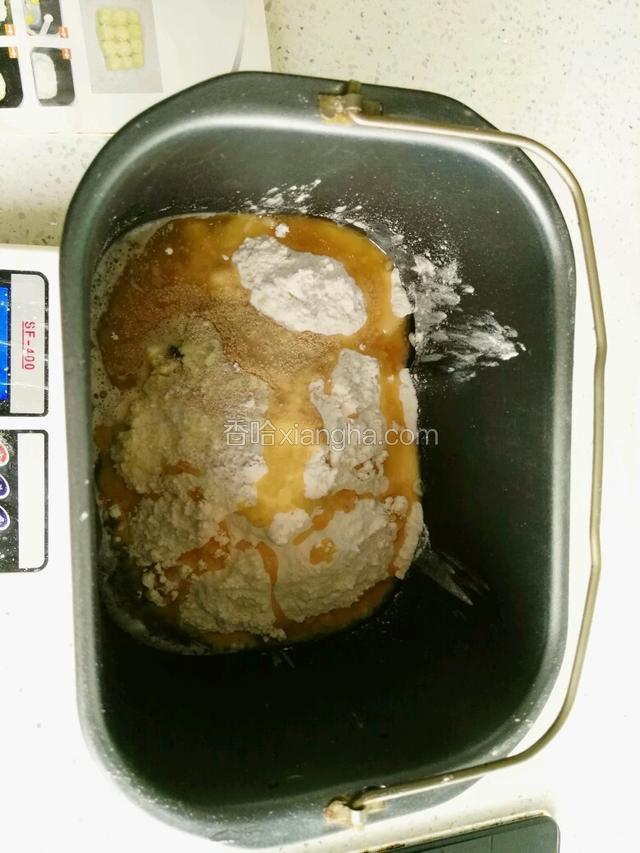 材料备好后，依次在面包桶里打入鸡蛋一个，加入水或牛奶150克，加入糖60克，面粉300克，奶粉20克，玉米油40克，盐3克，酵母3克。