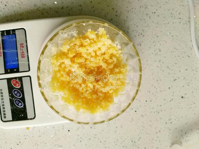 在和面过程中，开始调椰蓉馅，取一小碗，加入35克椰蓉，25克玉米油，30克糖，一个蛋黄，搅拌均匀备用。