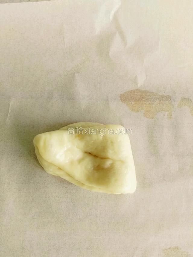 用小刀在面团中间划个口子。