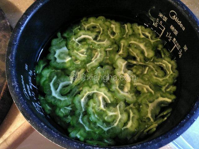 苦瓜切薄片用盐水泡二十分钟左右！然后再用清水冲洗盐水！晾干备用！