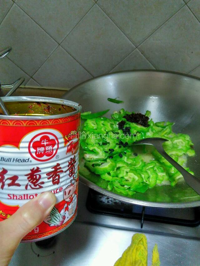 把适量的豆豉，红葱香酱，盐放入，大火翻炒片刻！