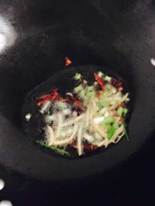 热锅凉油，放入葱姜辣椒丝炒出香味