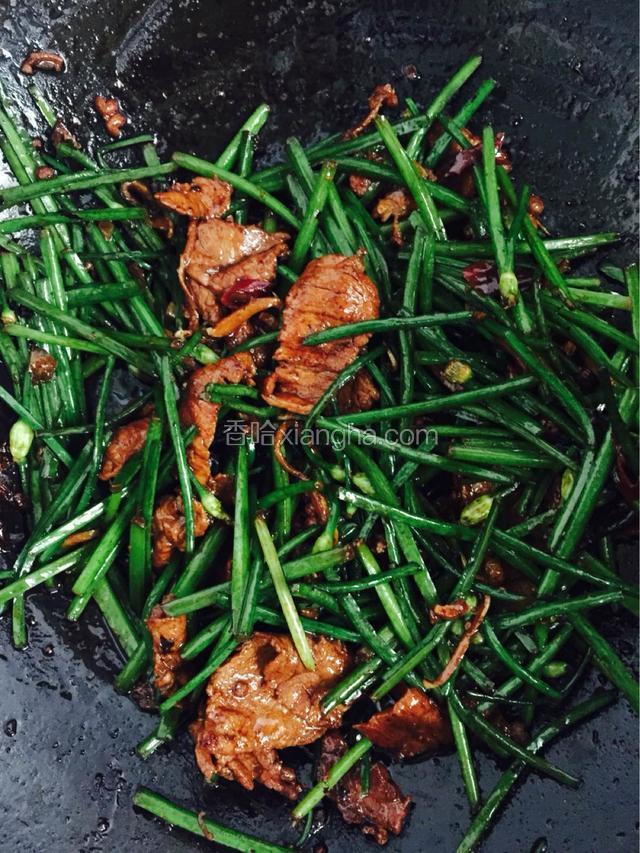 等肉片熟透，倒入韭薹，滴入香醋，大火翻炒