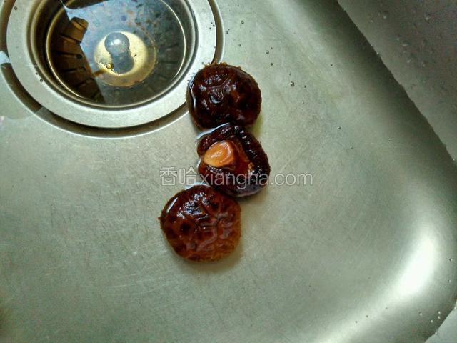 香菇用水泡二十分钟左右！