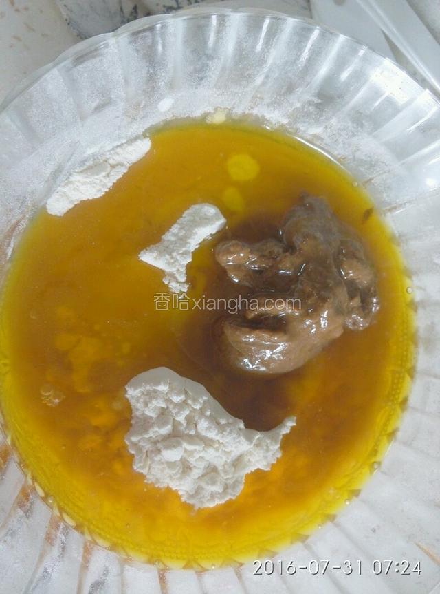 油酥面：剩下的面粉120克，加100克的植物油，8
0克麻酱。拌匀。