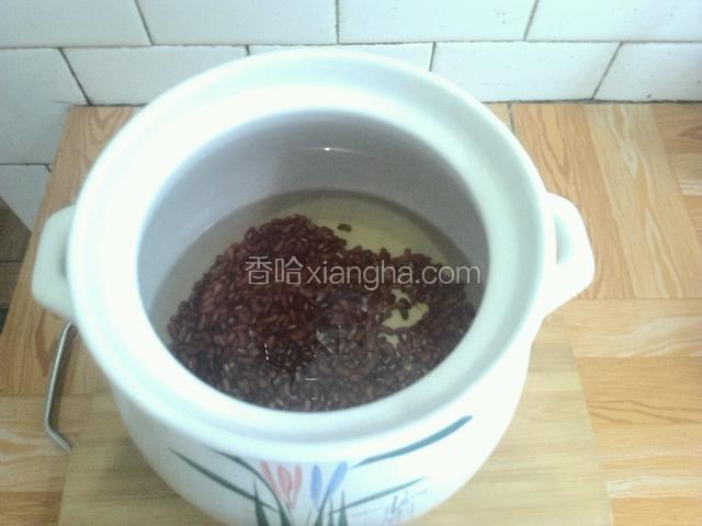倒入砂锅，加入适量的水炖煮。