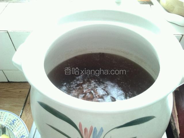 水开后转中小火，慢慢煮红豆，直至红豆变得软软的。