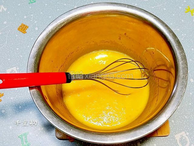 蛋黄加糖拌匀，加入油拌匀至乳化