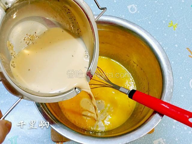加入放凉了的伯爵奶茶和茶渣拌匀