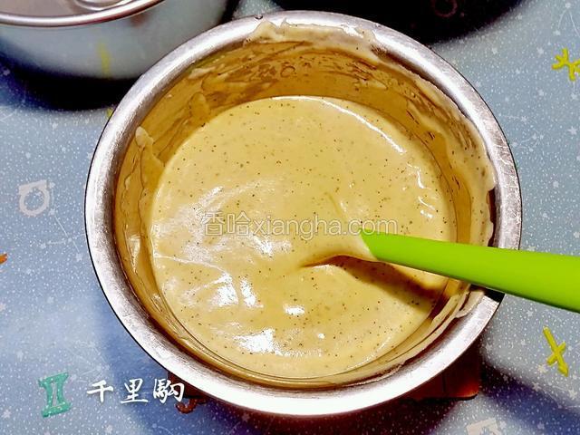 筛入低筋面粉拌至无粉粒