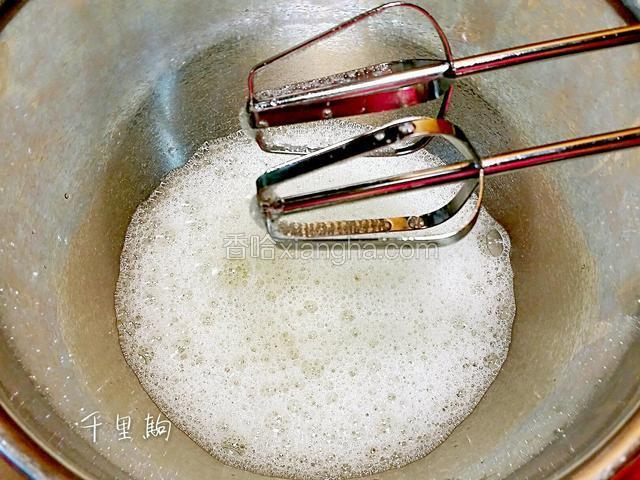 蛋白加入柠檬汁打至粗泡，第一次加入1/3的糖