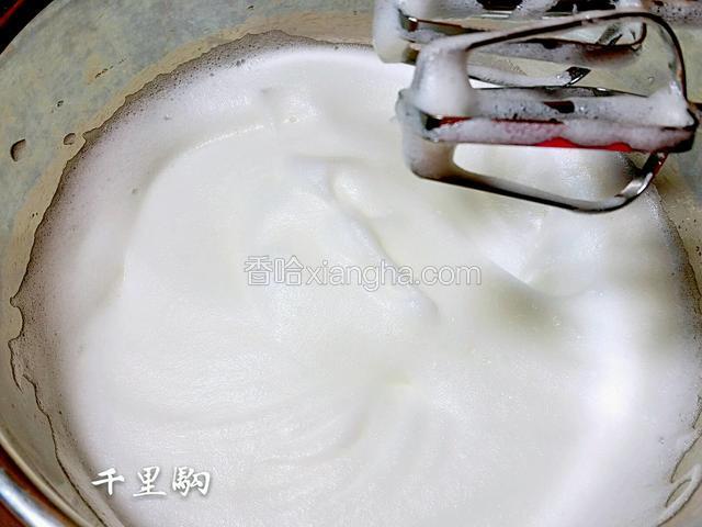 打至出现浓密的细泡，第二次加入1/3的糖