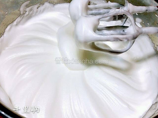 打至出现纹路加入剩余的糖