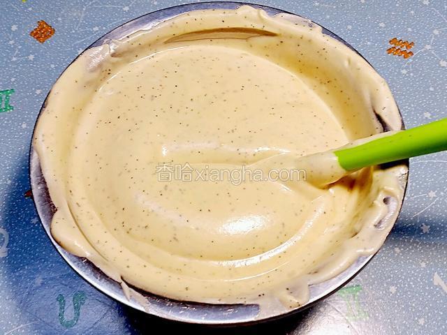 拌匀后再全部倒入剩下的蛋白霜中，以轻轻的手法翻拌匀，切勿打圈拌以免消泡