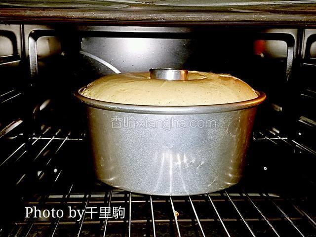 送进已预热的烤箱中，165度烤40分钟（时间温度仅供参考，请以自家烤箱实际情况为准）