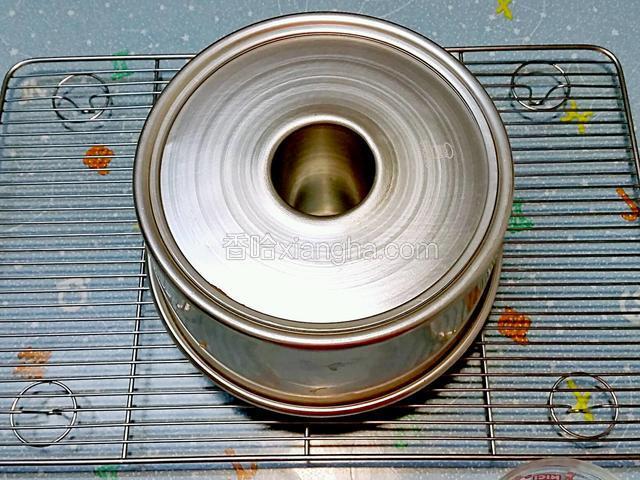 出炉后震两下立即倒扣