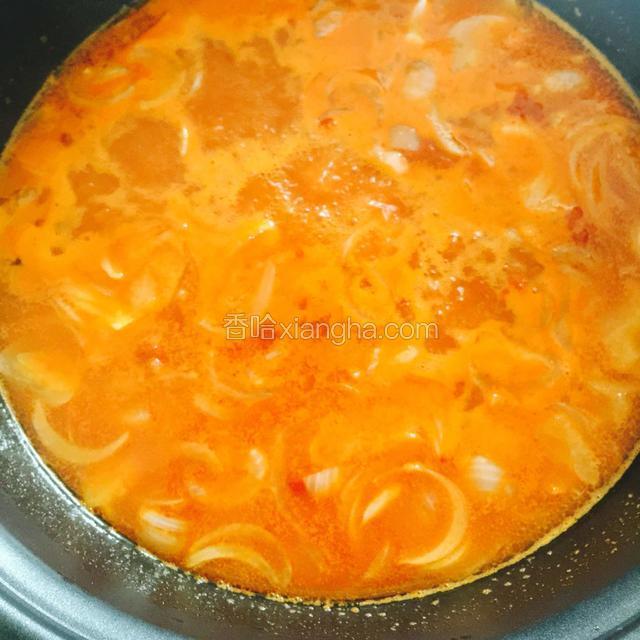 加入鸡汤，水，糖

小火煮沸