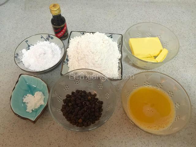 食材称重，将黄油提前拿出室温软化，鸡蛋打成全蛋液。