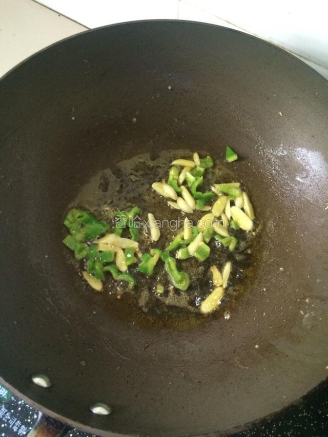 锅里继续放少量油，加热，大蒜，青椒煸炒出香味