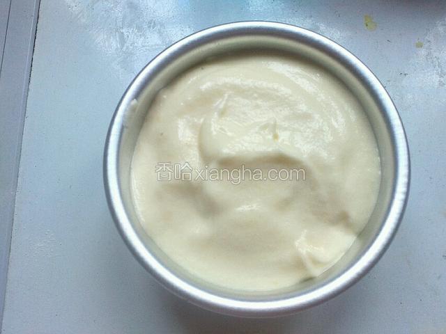 然后倒在模具里面 烤箱165℃预热十分钟
