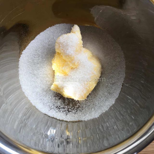 黄油软化后加入细砂糖打发。