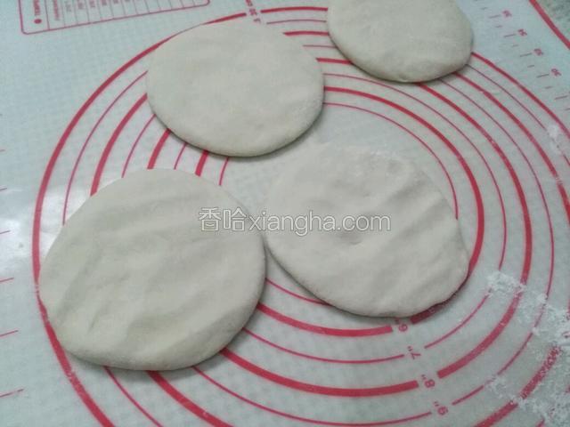 拿起一个面团像揉馒头一样揉，揉圆再按扁，像图这样用手掌按薄薄的。用擀面杖擀也行，只要擀圆喽，