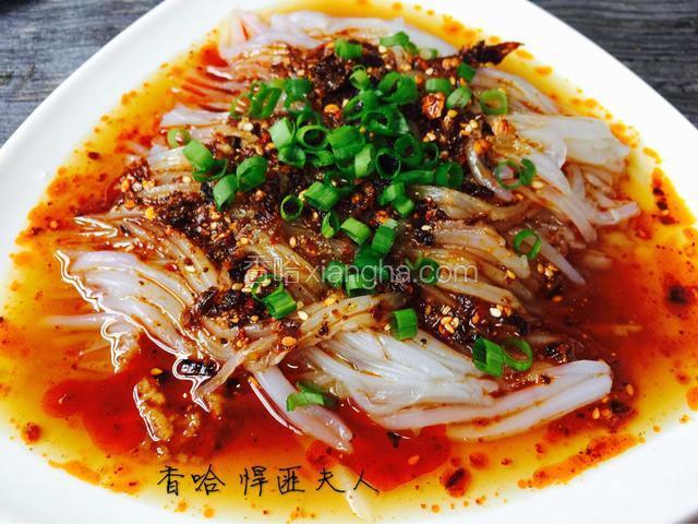 把料汁浇入凉粉中，再撒入少许葱花就可以了。