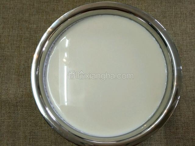 放进酸奶机或发酵箱之后设定6-10小时，到牛奶表面凝结起来，就可以吃了，具体需要多长时间就看个人口味。
(我的发酵箱6小时的时候表面还没有凝结，8小时的时候酸奶味还不够，后来决定就用10小时。)