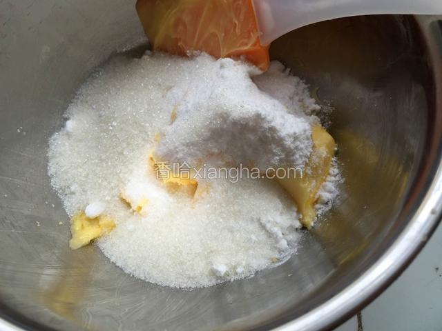 黄油室温软化后加入糖粉，细砂糖搅拌均匀。