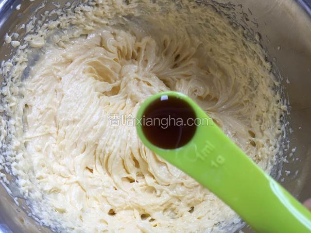 在黄油糊里加入香草精，搅拌均匀。