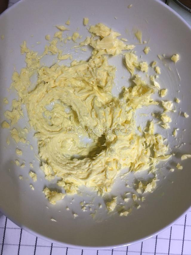 用打蛋器将黄油稍稍打开。