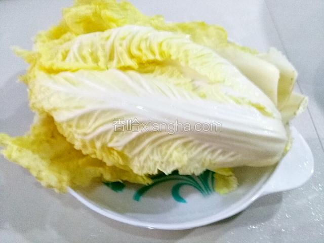 准备好小白菜，洗净控干水备用。