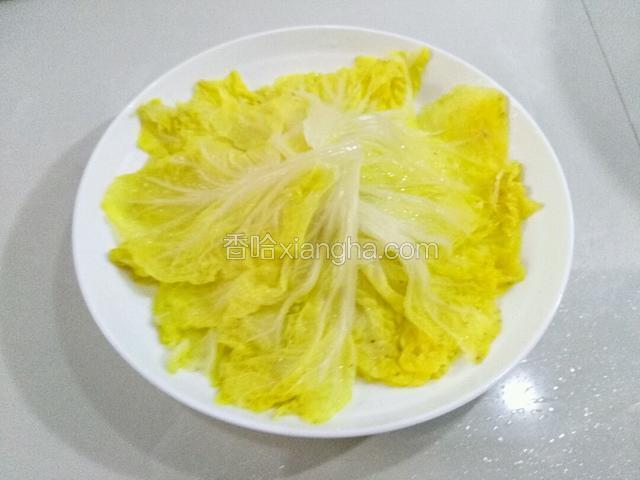 把小白菜撕开摆盘子里，怎样摆自己随意，切段也行，切片也行，这个是用手撕的。