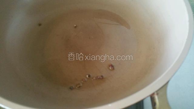 锅中加入适量油，加几粒花椒粒和大料烧开