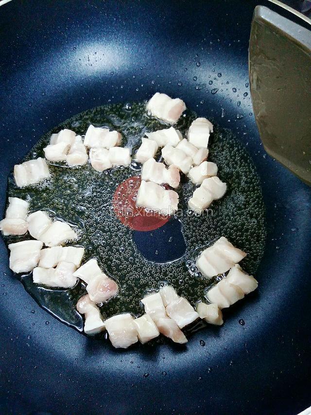锅中加油先把五花肉煸出油（我儿子不喜欢吃火轻的肉，所以我做的五花肉提前炖好的）捞出