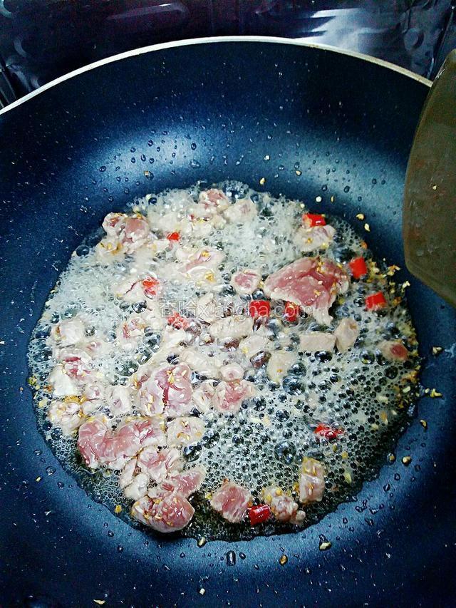 下入瘦肉丁煸炒至变色