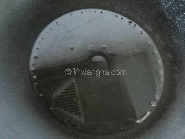 锅子里熬热油，烧热即可